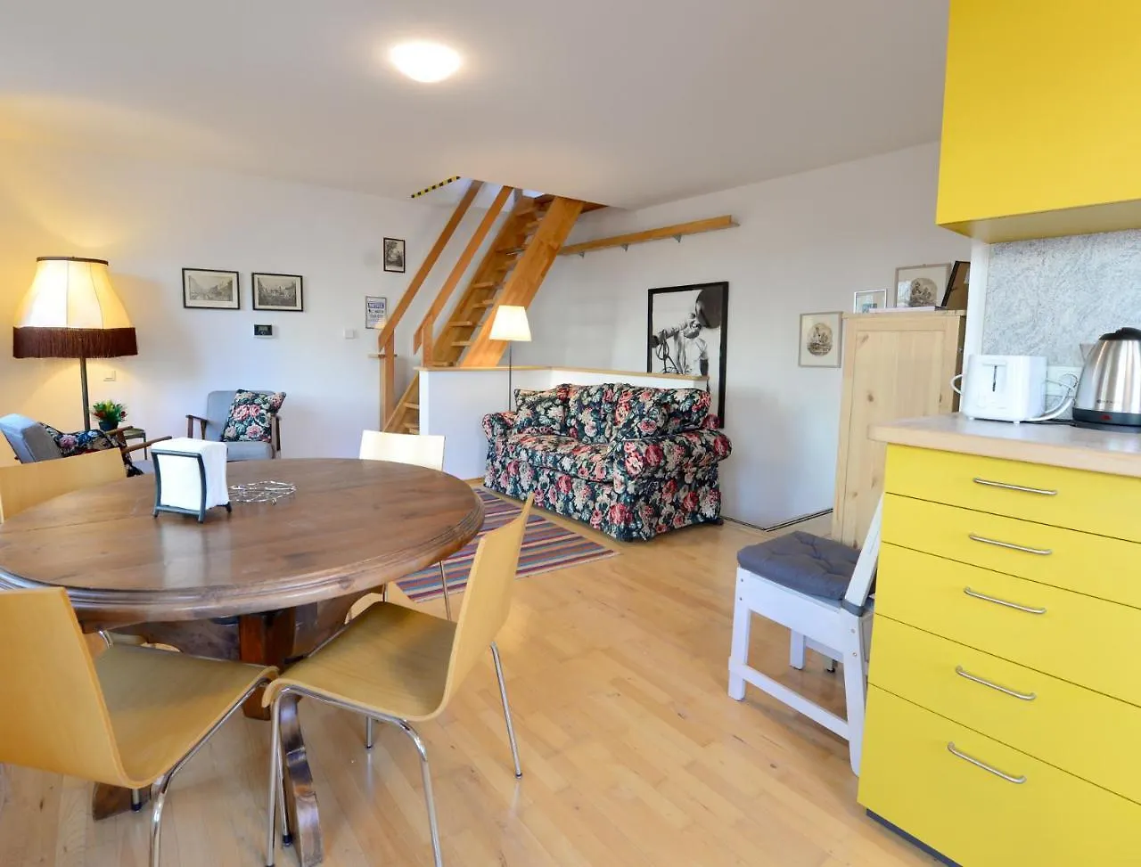 House With Courtyard & Parking Close To Stadtpark location